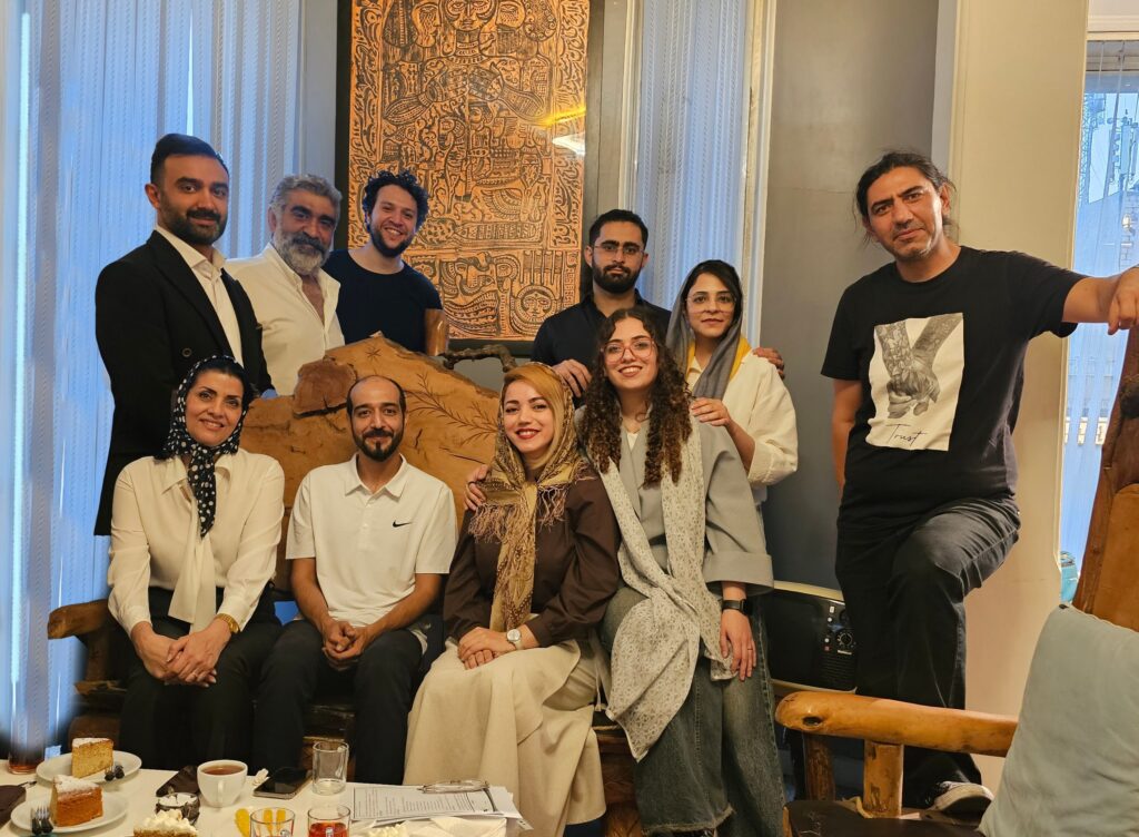 اعضای هافز در نشست ماهانهٔ شعرخوانی، دور یک میز چوبی
